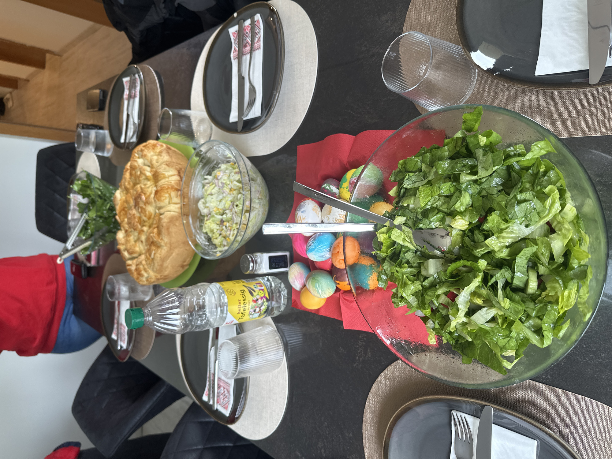 Family Easter gathering with decorated eggs documented in Essen