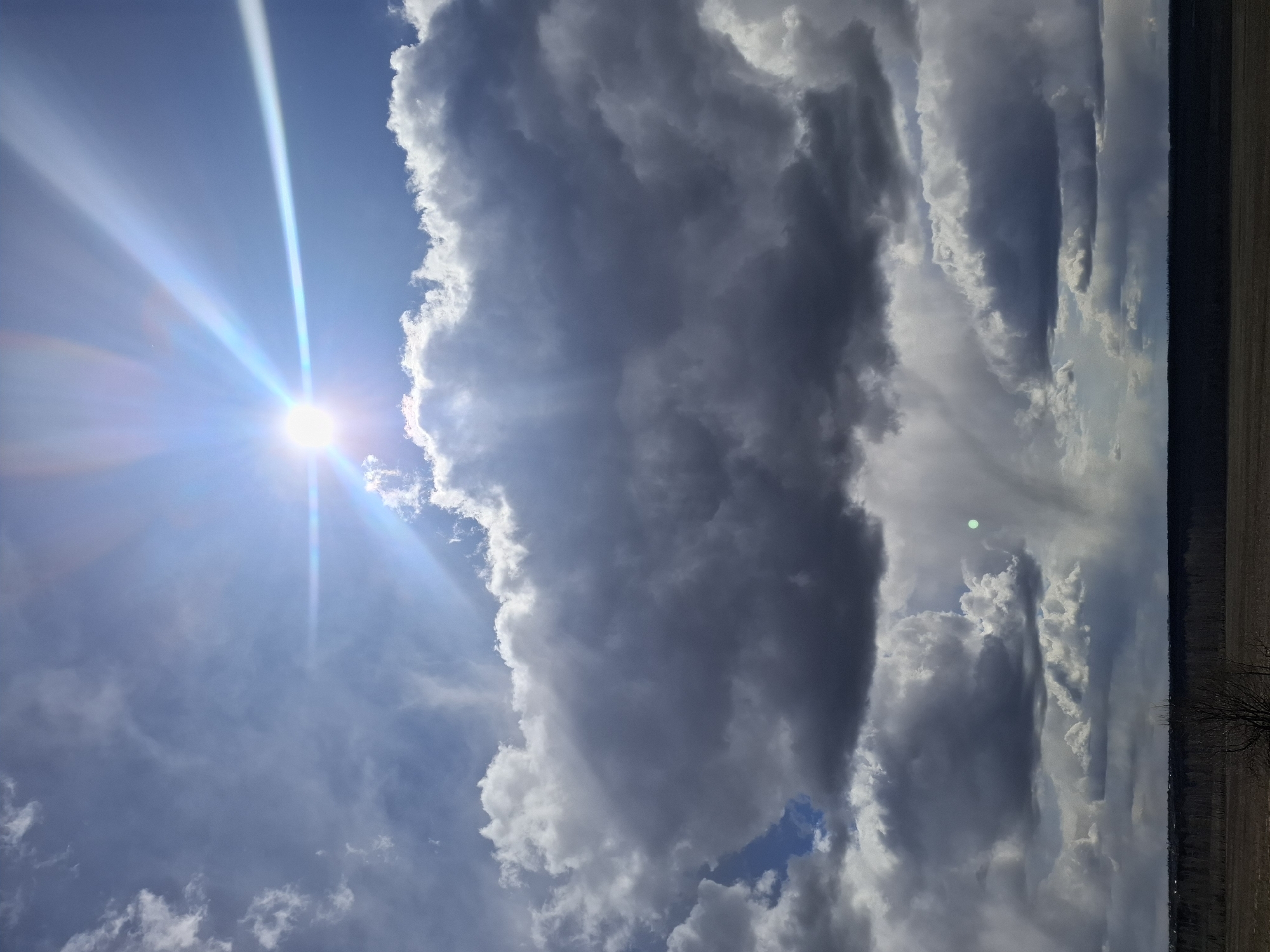 Dramatic sky contrasts observed over Елец-Маланино, Russia