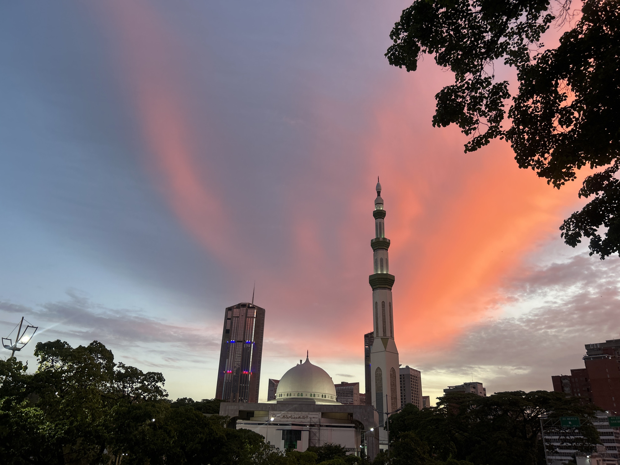 Dramatic sunset lights up Caracas skyline in vivid colors