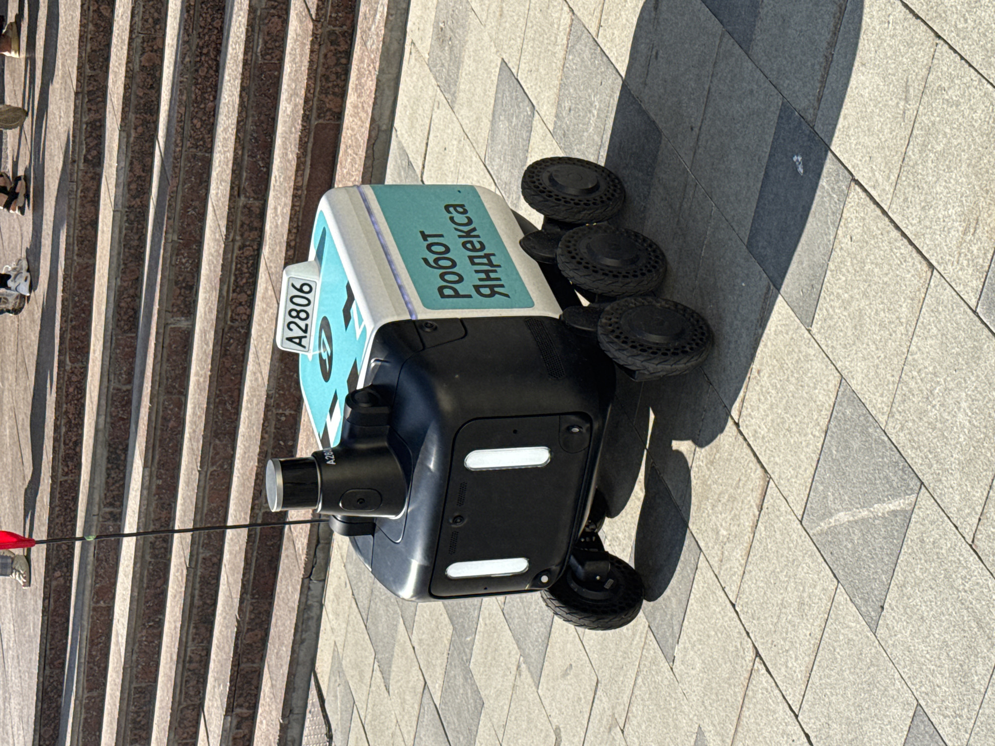 Yandex delivery robot spotted navigating Moscow sidewalks