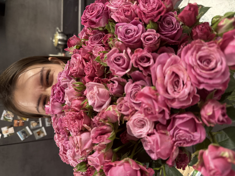 Valentine's Day celebration with roses and Corgi documented in Krasnoyarsk