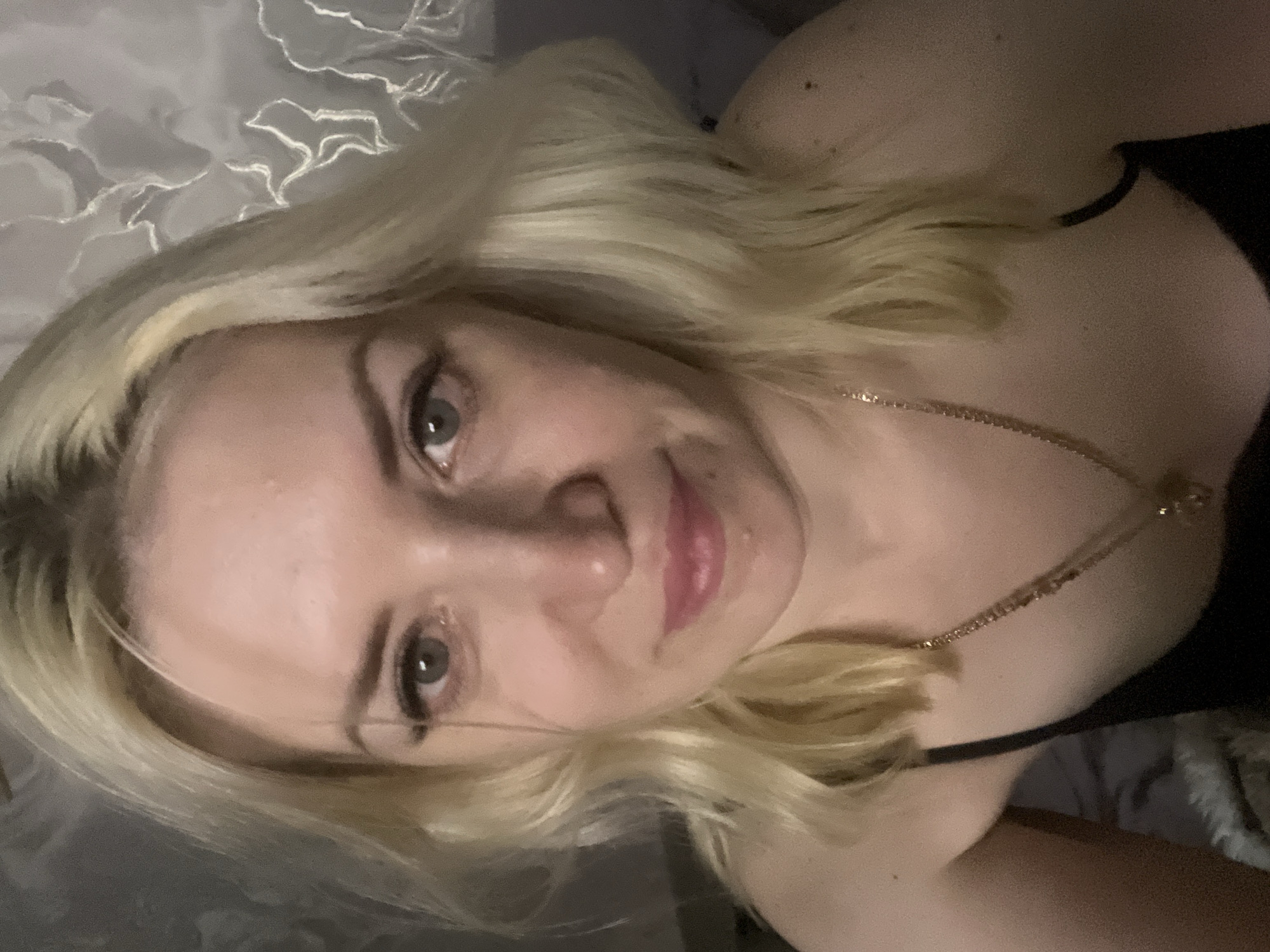 Bedroom selfie session in Tyumen, with a few Minecraft screenshots thrown in