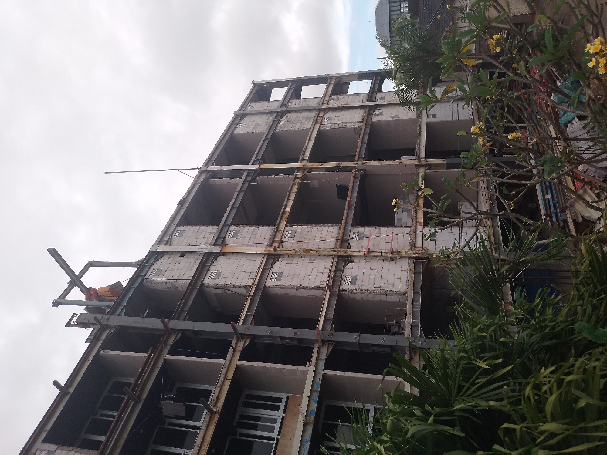 Building renovation and garden hose observed in Kuta Selatan