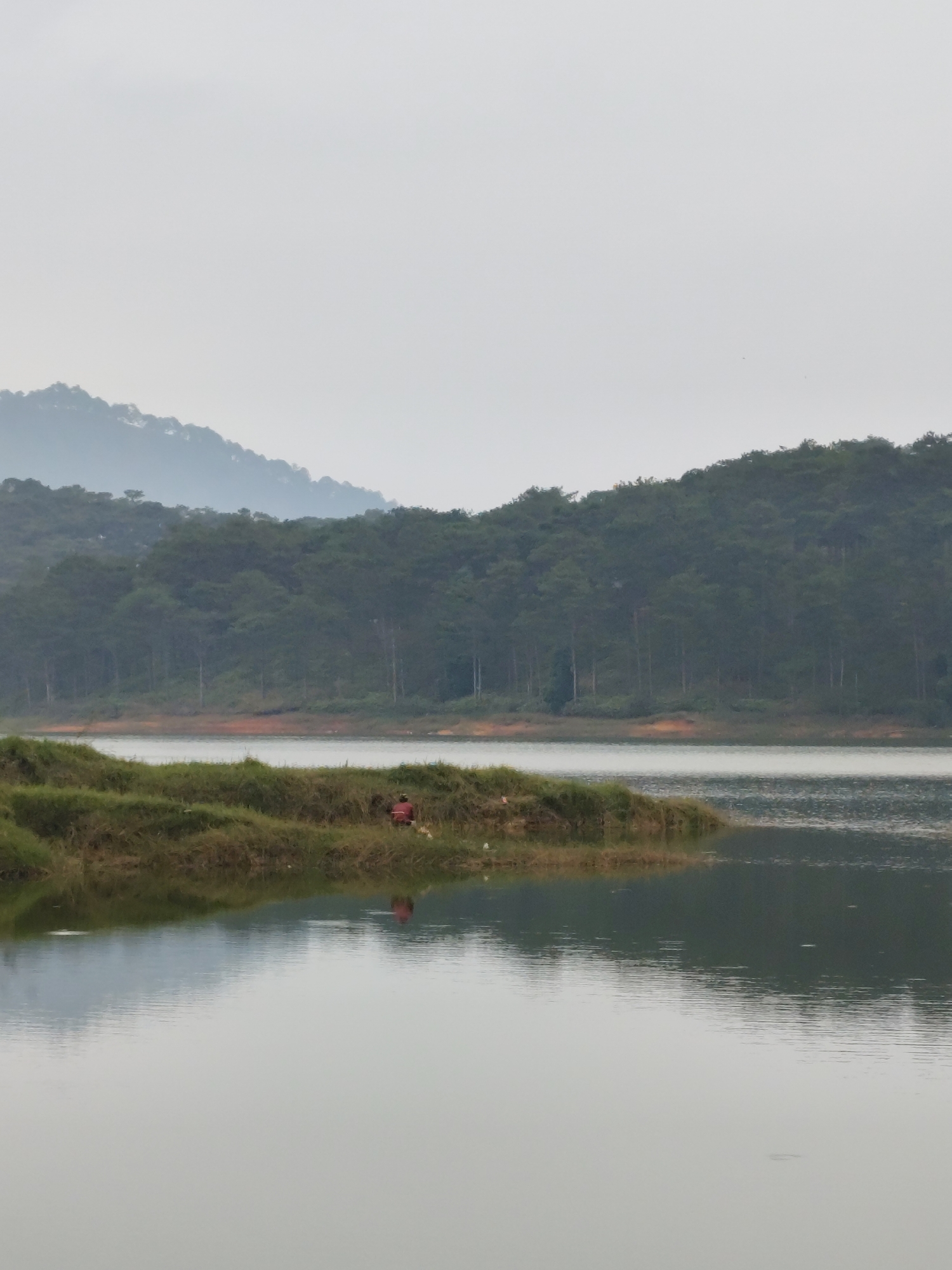 Peaceful lake scenes captured in Da Lat's Lam Vien area