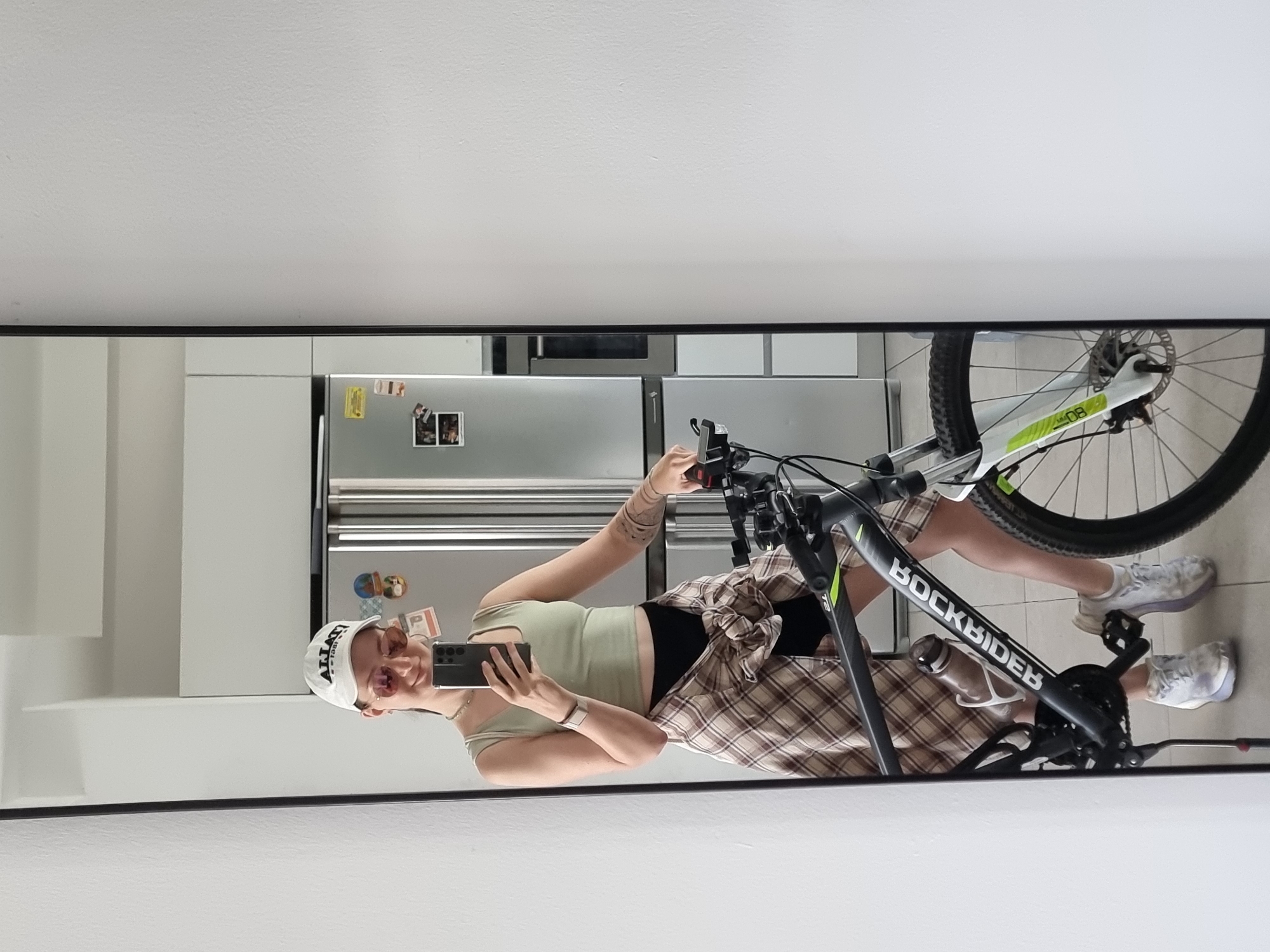 Woman shares morning routine and breakfast in Ramat Gan