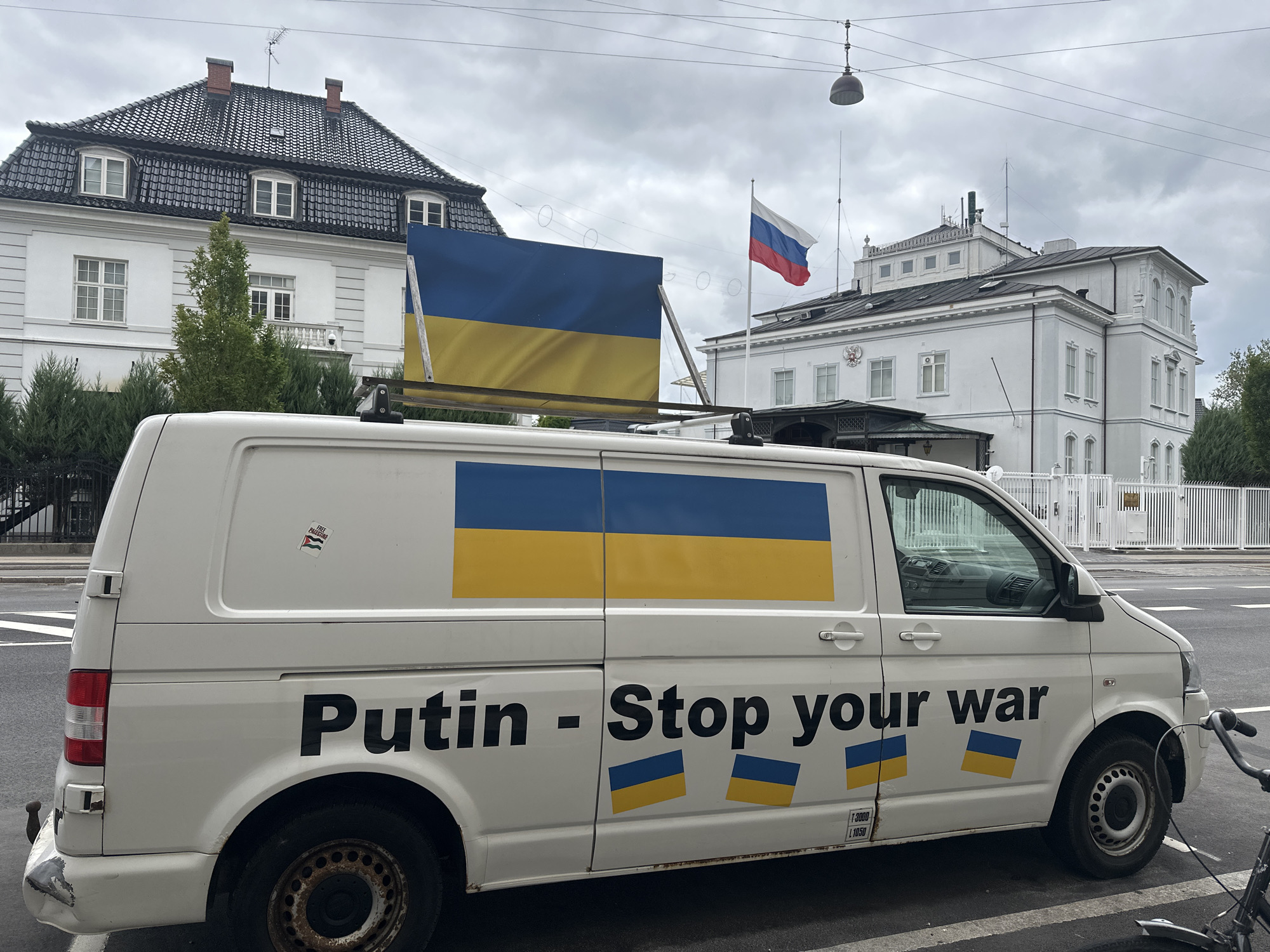 Anti-war van protests outside Russian Embassy in Copenhagen