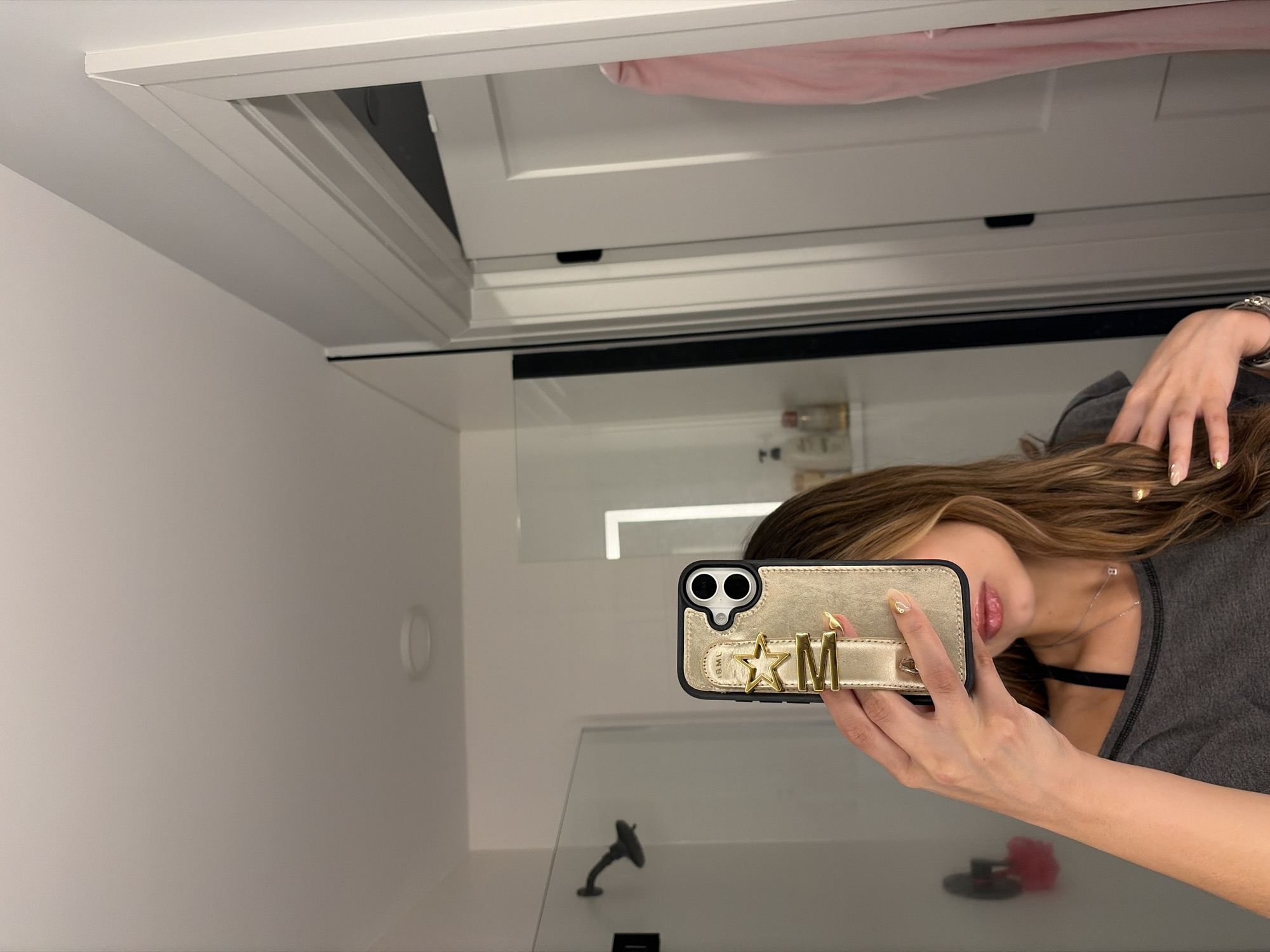 Woman takes multiple selfies in Austin residence early Thursday