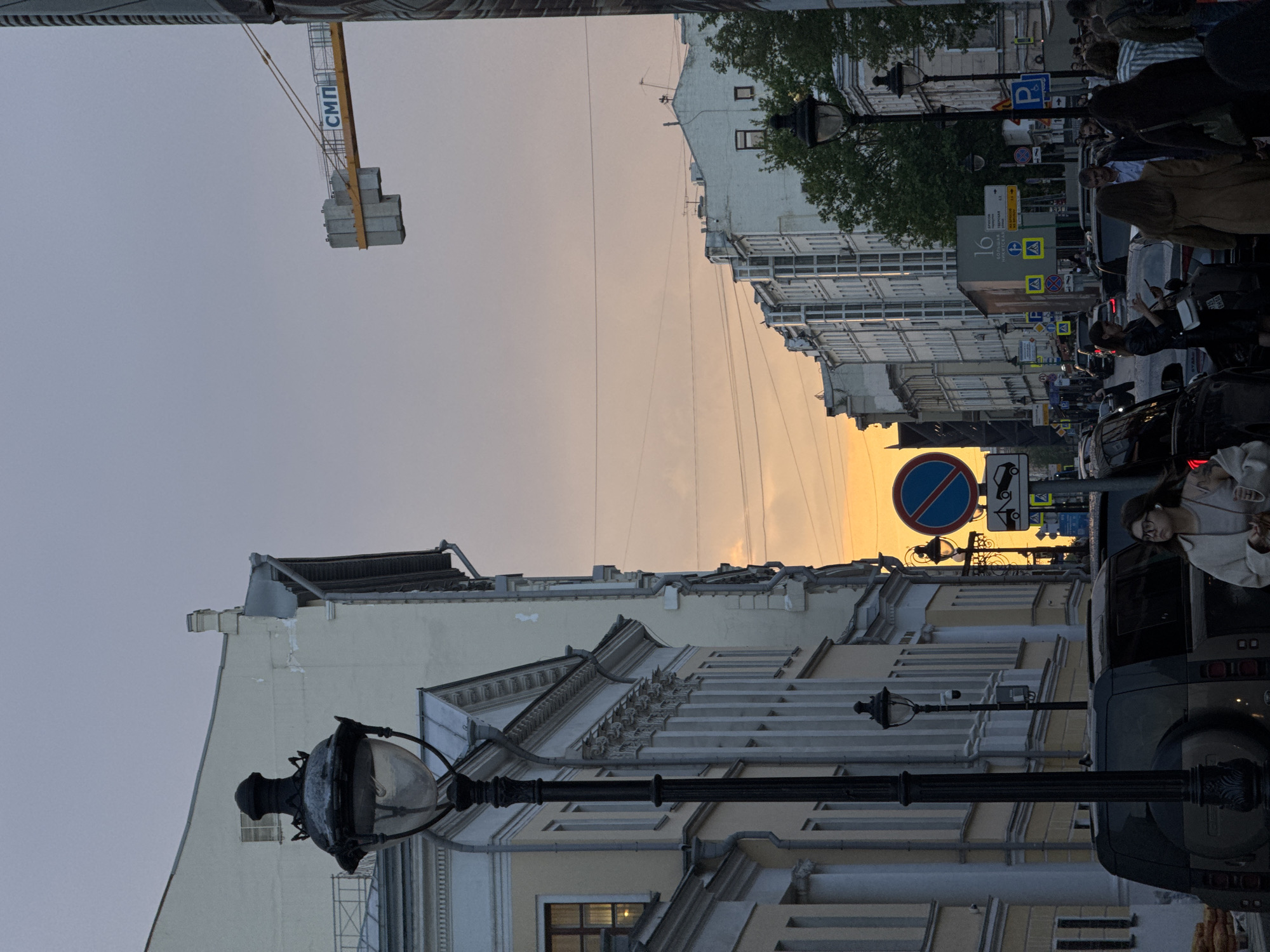 Moscow residents witness sunset street scenes, piano performance