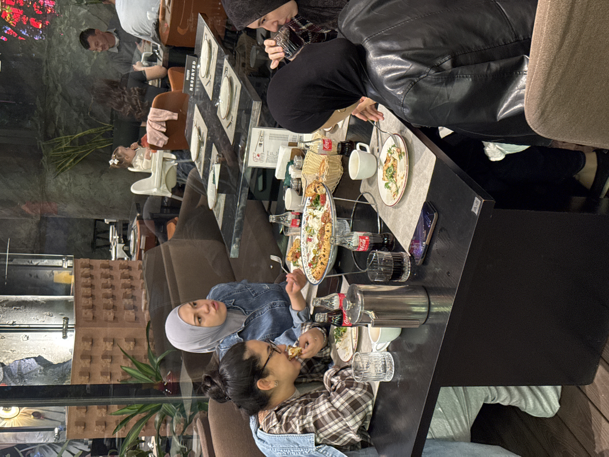 Person in distinctive eyewear spotted at Tashkent tea gathering