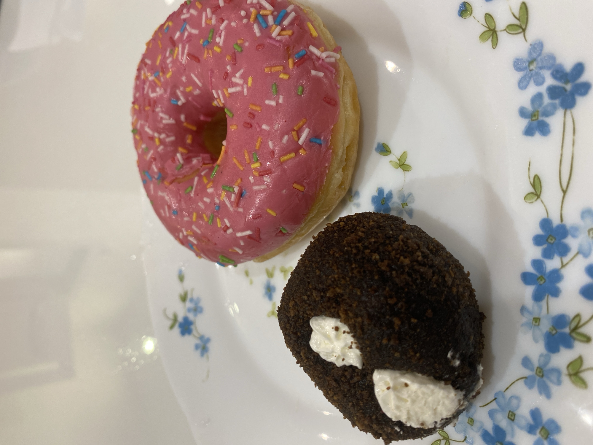 Quiet Evening Snacks and Cat Companionship in Tyumen Home