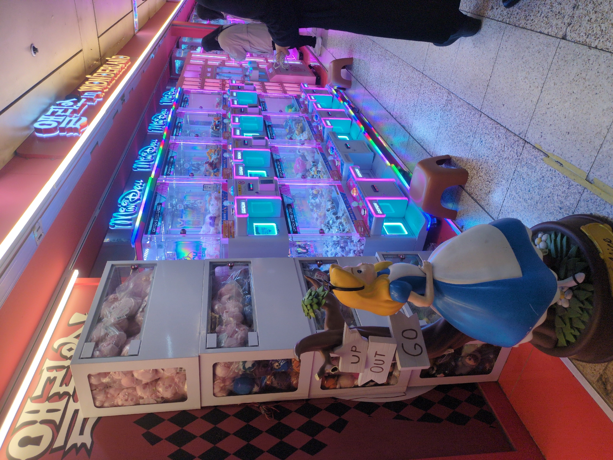 Early morning activity documented in Seoul underground commercial area