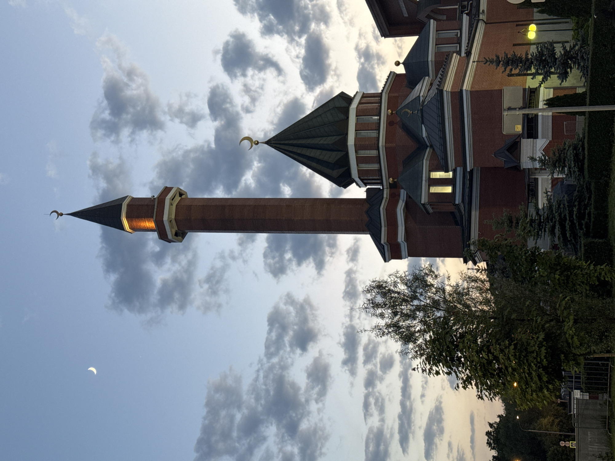 Moscow mosque photographed under cloudy evening sky with crescent moon