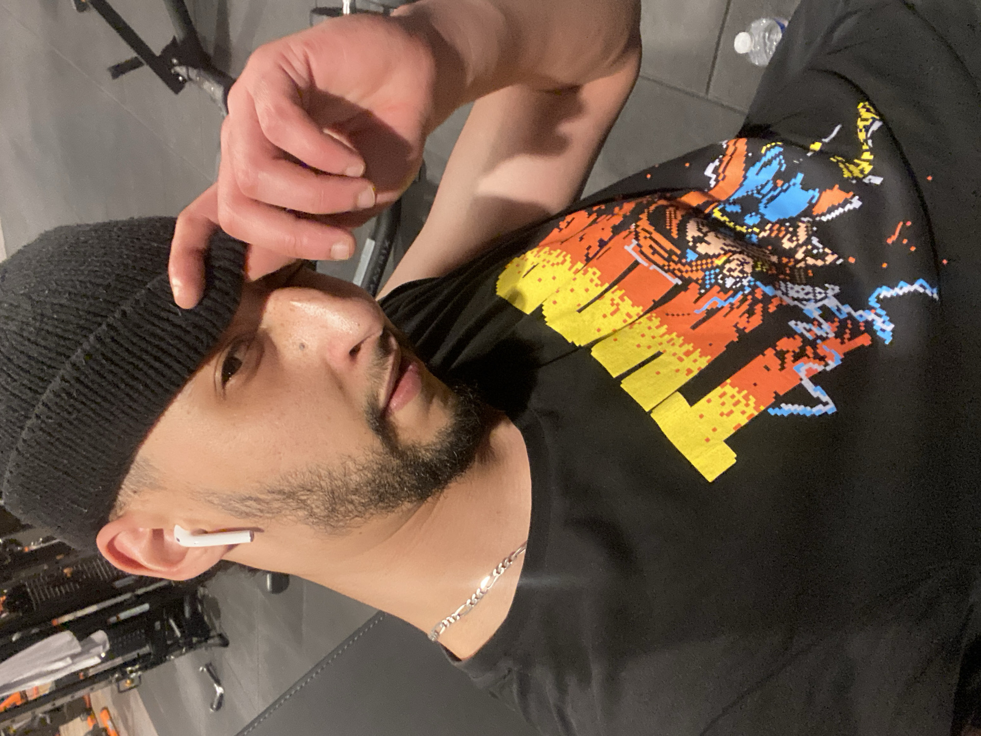 Man takes gym selfies in Hœnheim fitness center