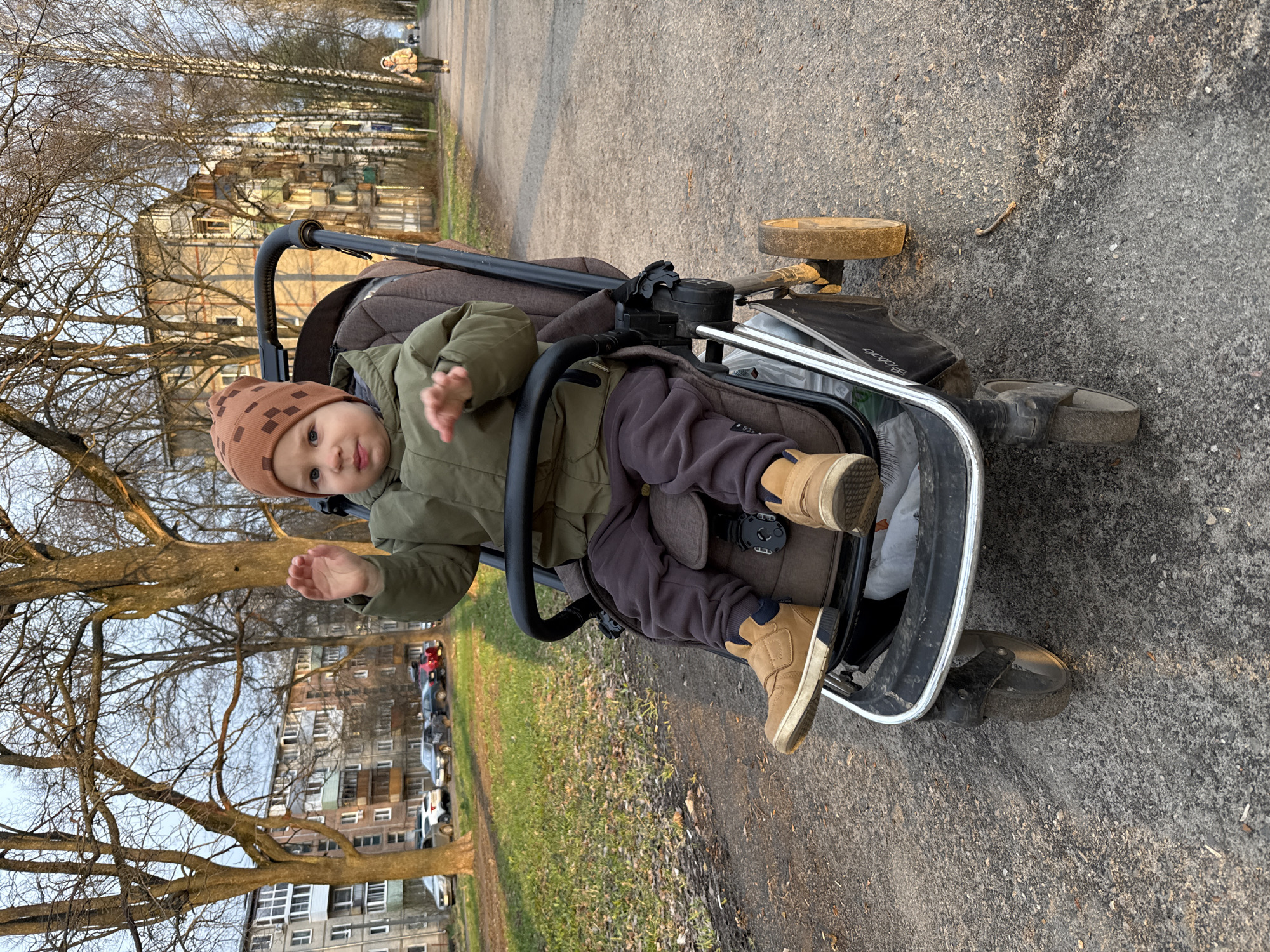 Mother and toddler's afternoon outing captured in Rusanovo, Russia