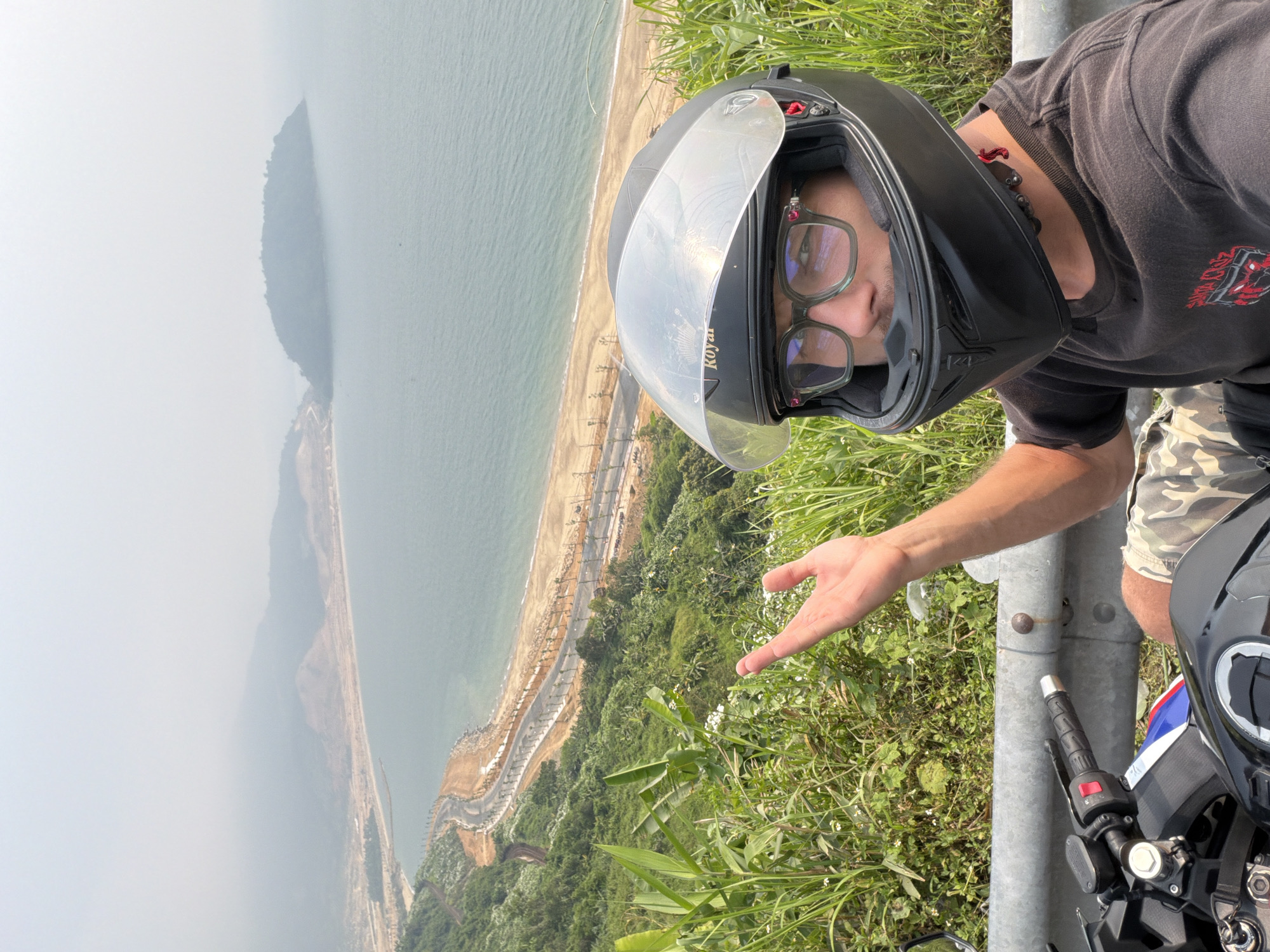 Motorcyclist captures selfie at Đà Nẵng coastal viewpoint