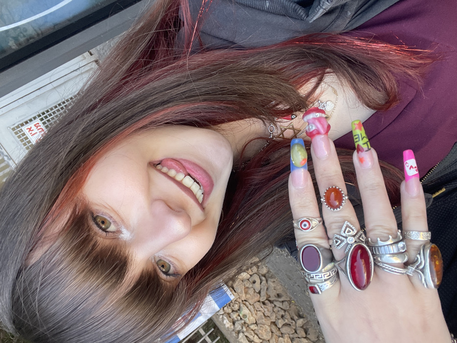 Woman takes selfies around Raanana, Israel during 8-minute period