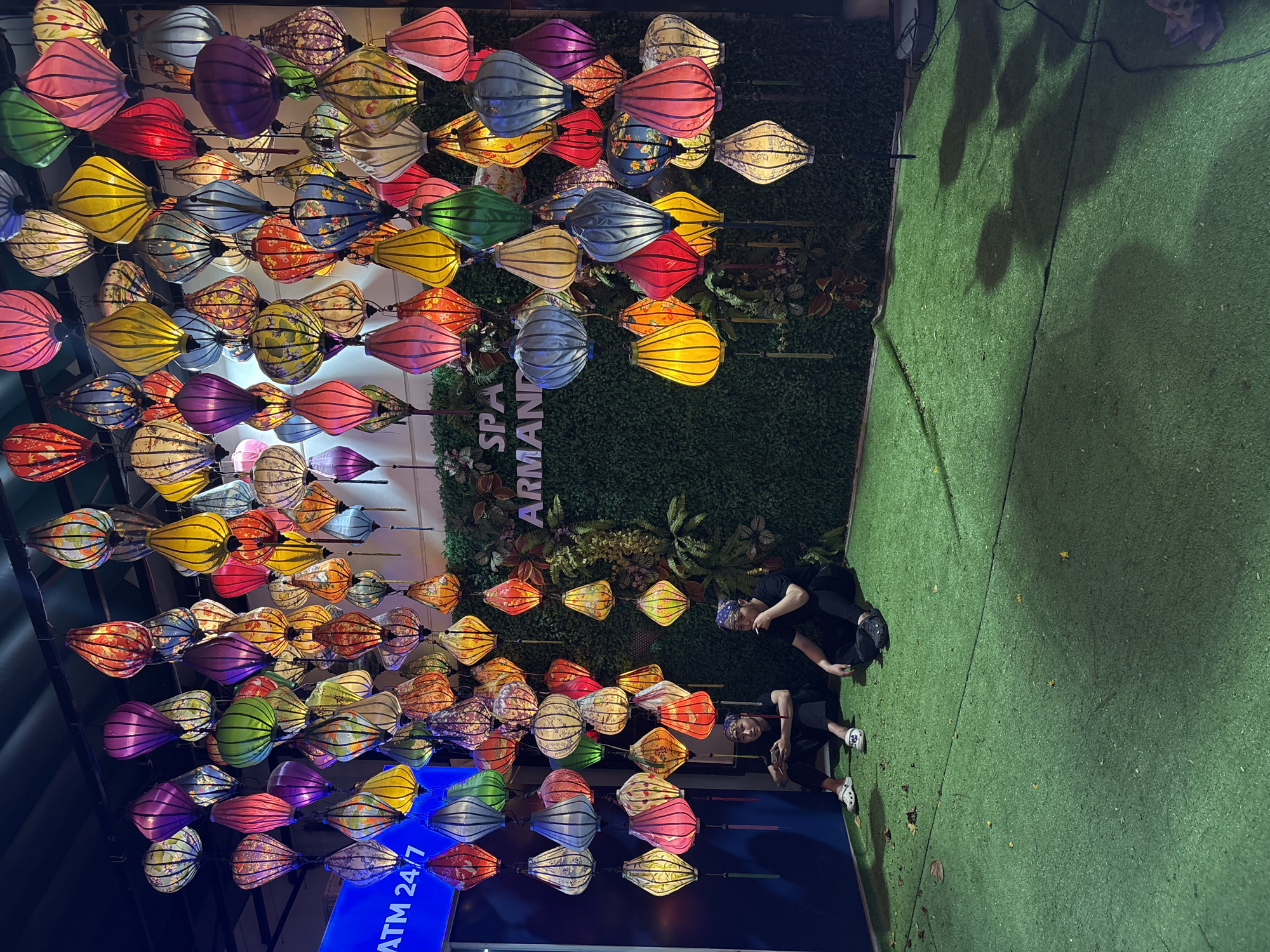 Traditional lantern display brightens Đà Nẵng street scene