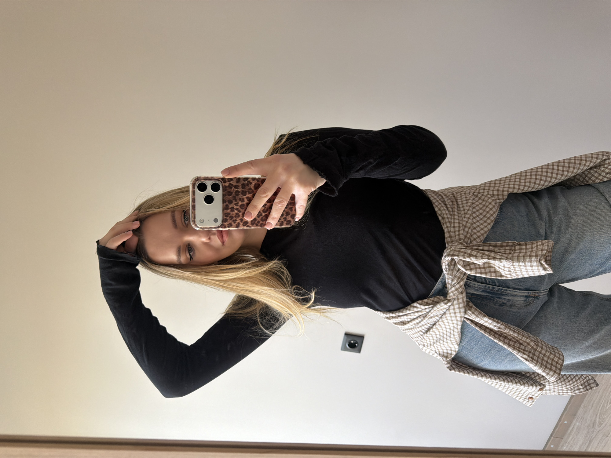 Woman documents morning routine with selfies in Dreiliņi, Latvia