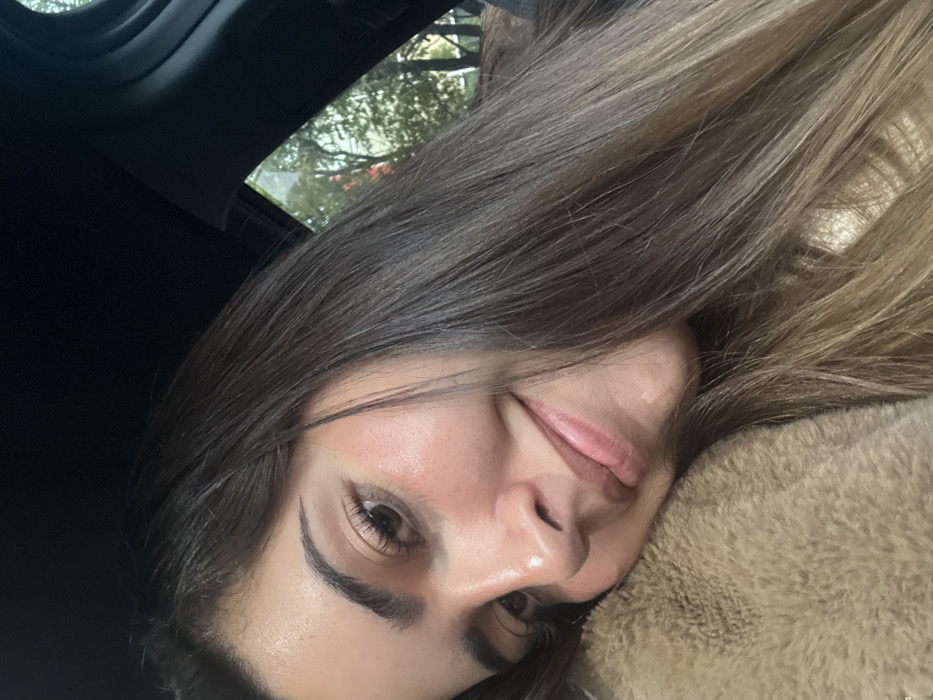 Woman takes car selfies in Puebla during early morning