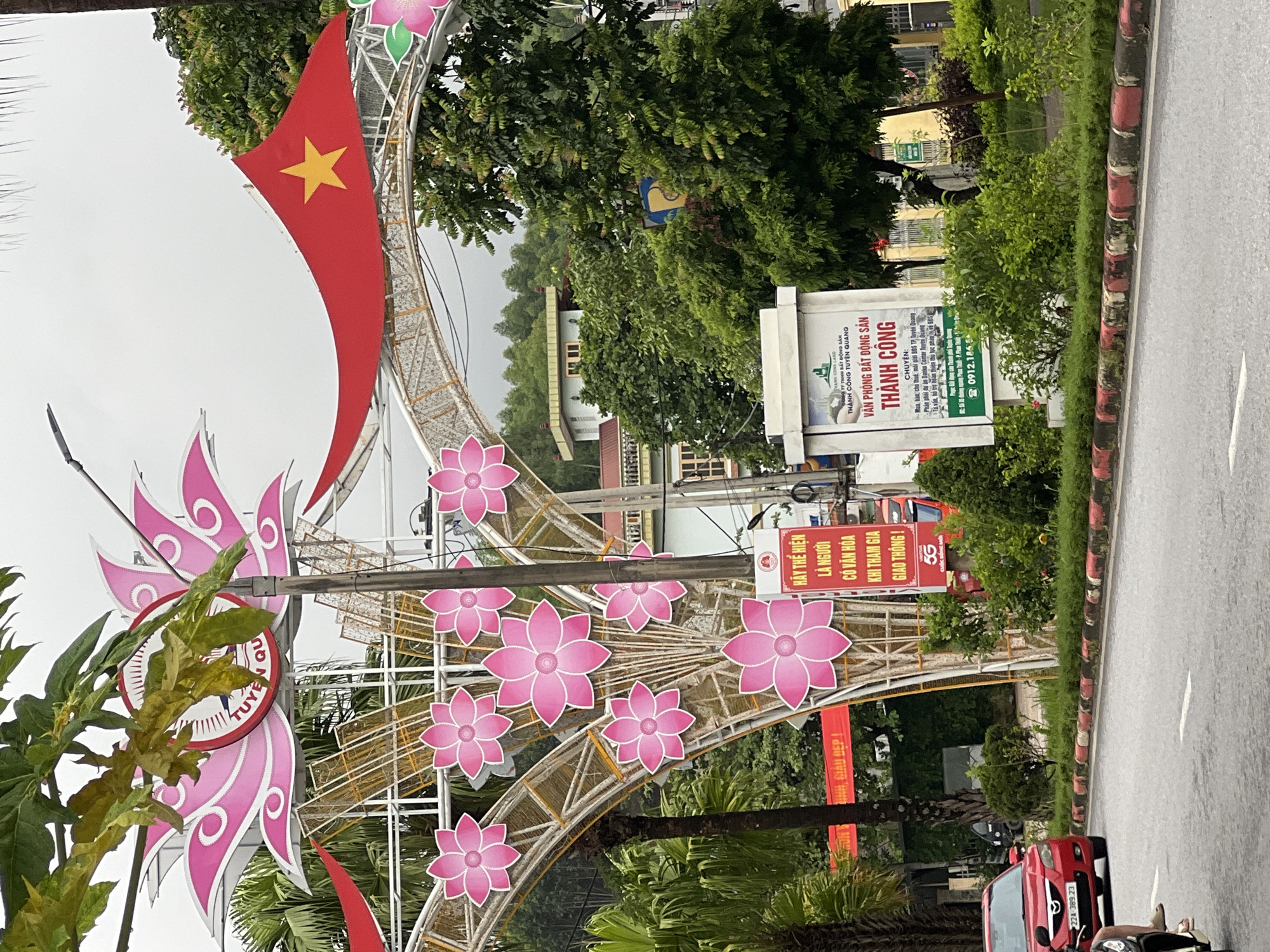 Morning street life in Nông Tiến Ward, Vietnam