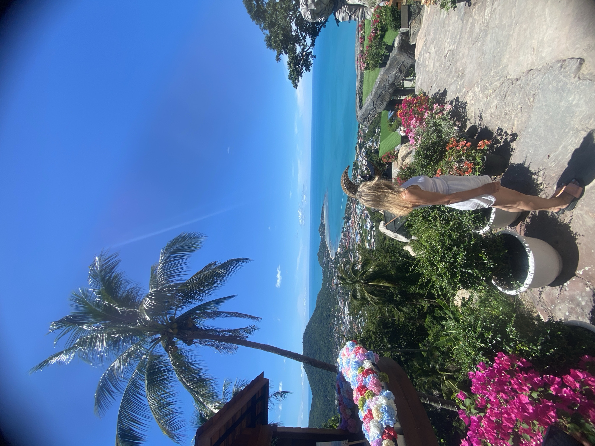 Coastal viewpoint at Baan Lamai draws visitors on a clear morning
