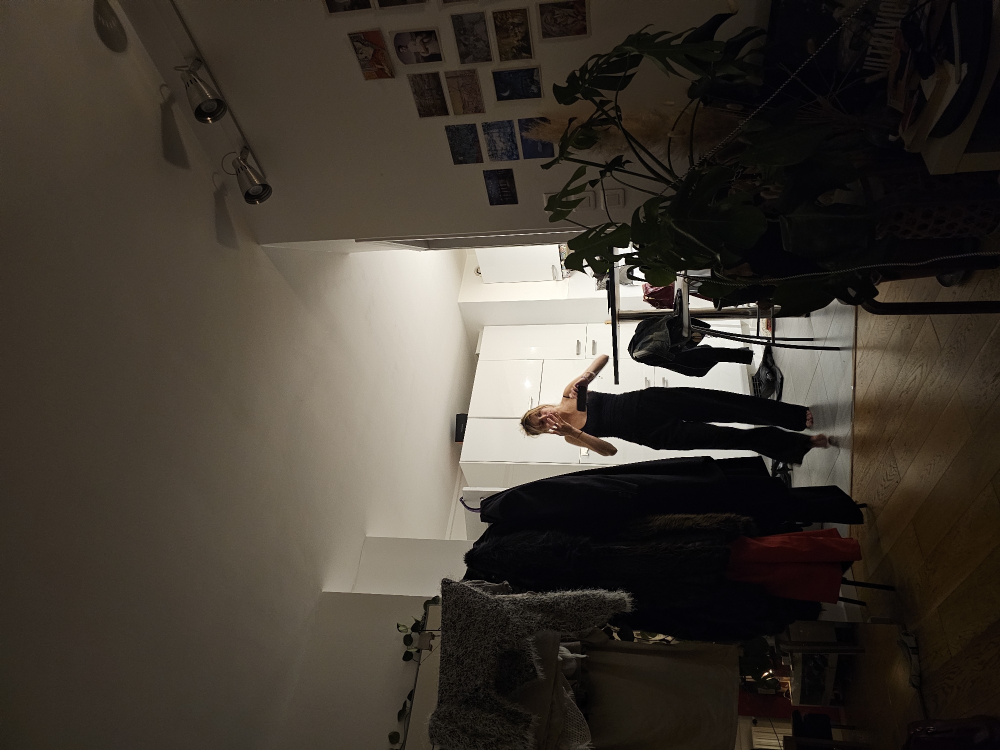 Woman in black clothing spotted in Pantin apartment interior