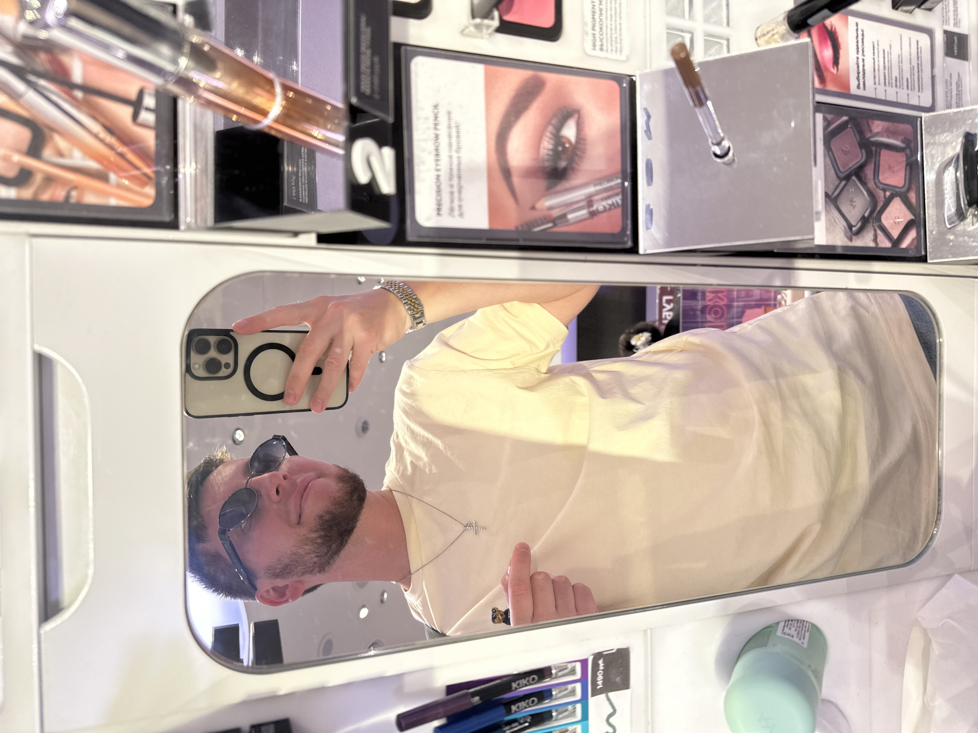 Man photographed taking selfies at shopping mall