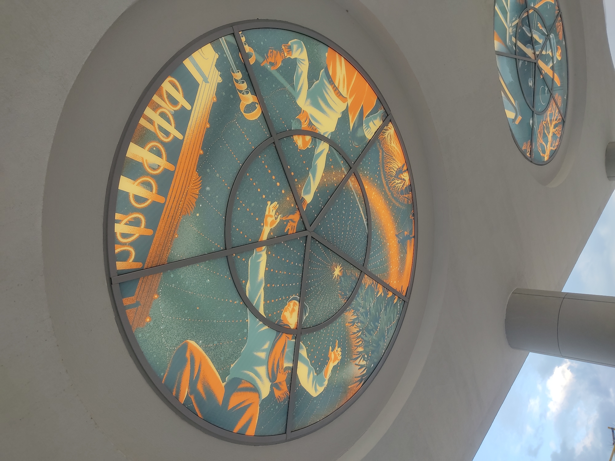 Moscow witnesses capture circular architectural features in same building