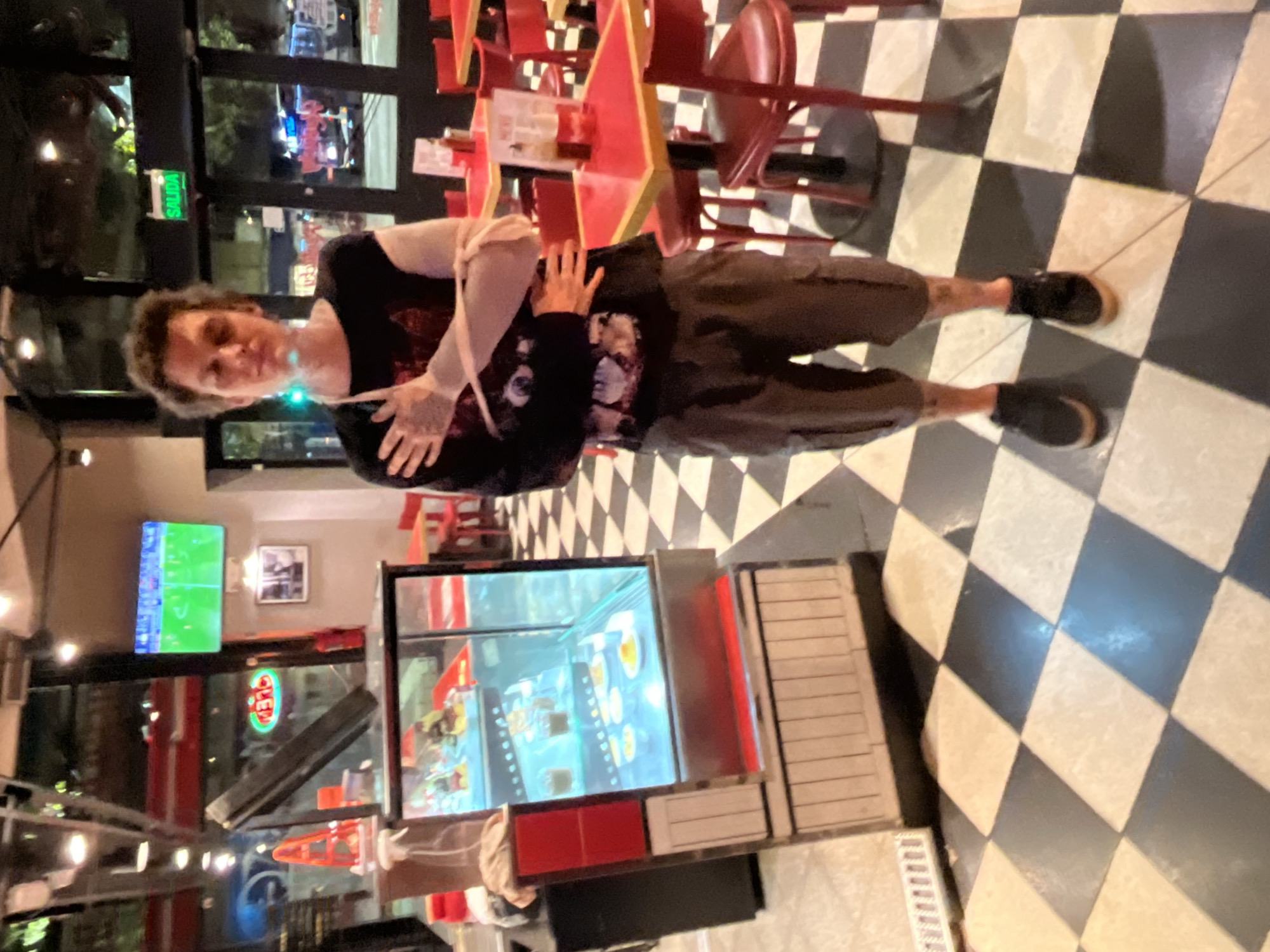 Young adult spotted at Buenos Aires diner early morning