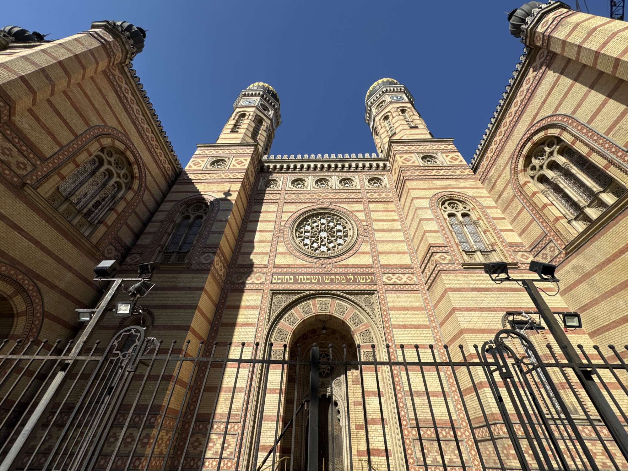 Tourist documents Budapest's Great Synagogue and local art displays