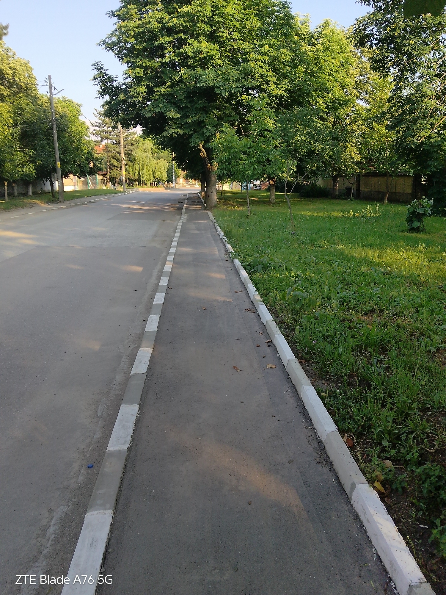Quiet afternoon street scenes documented in Malevo, Bulgaria
