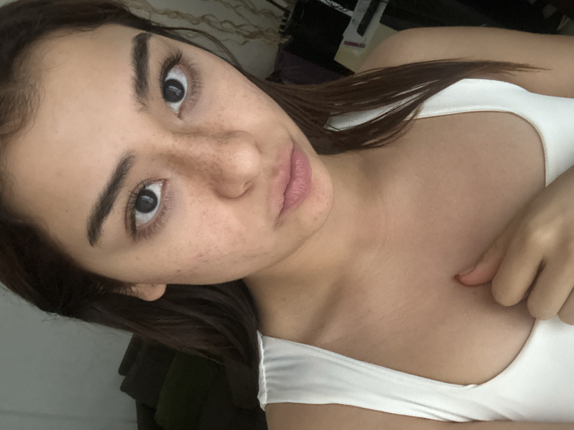 Evening selfies and cat moments in Puebla bedroom