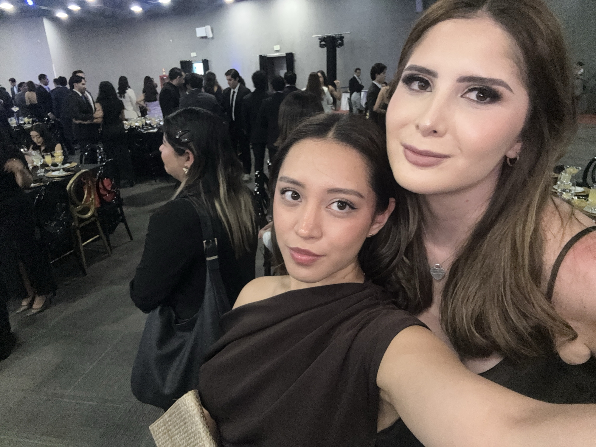 Evening gala in Puebla with elegant dining and candid moments