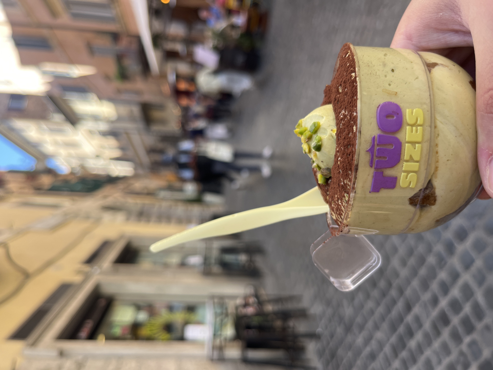 Tourist captures dessert photos at Rome shop "Two Sizes"