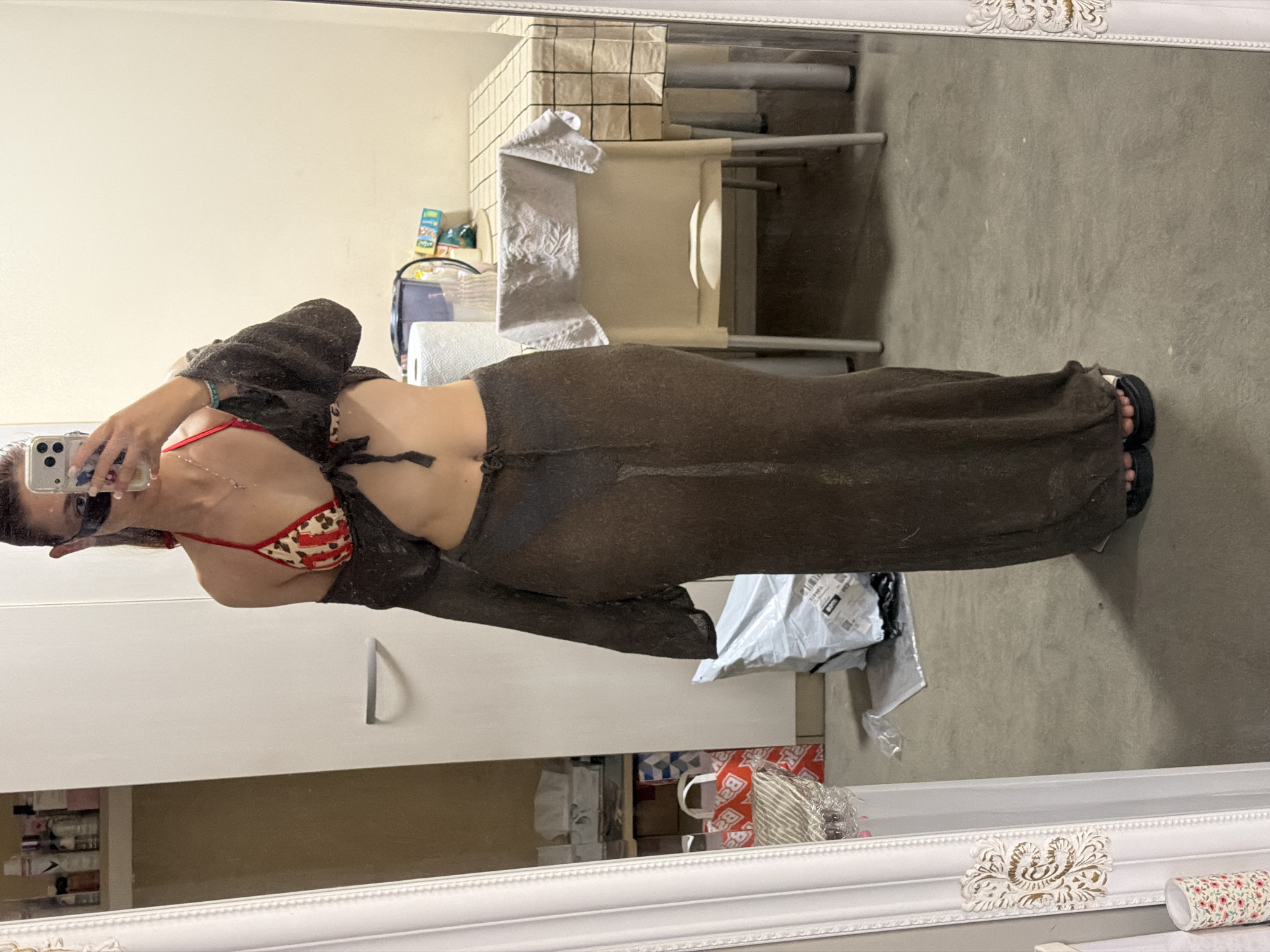 Woman takes mirror selfies, uses locker in Sofia