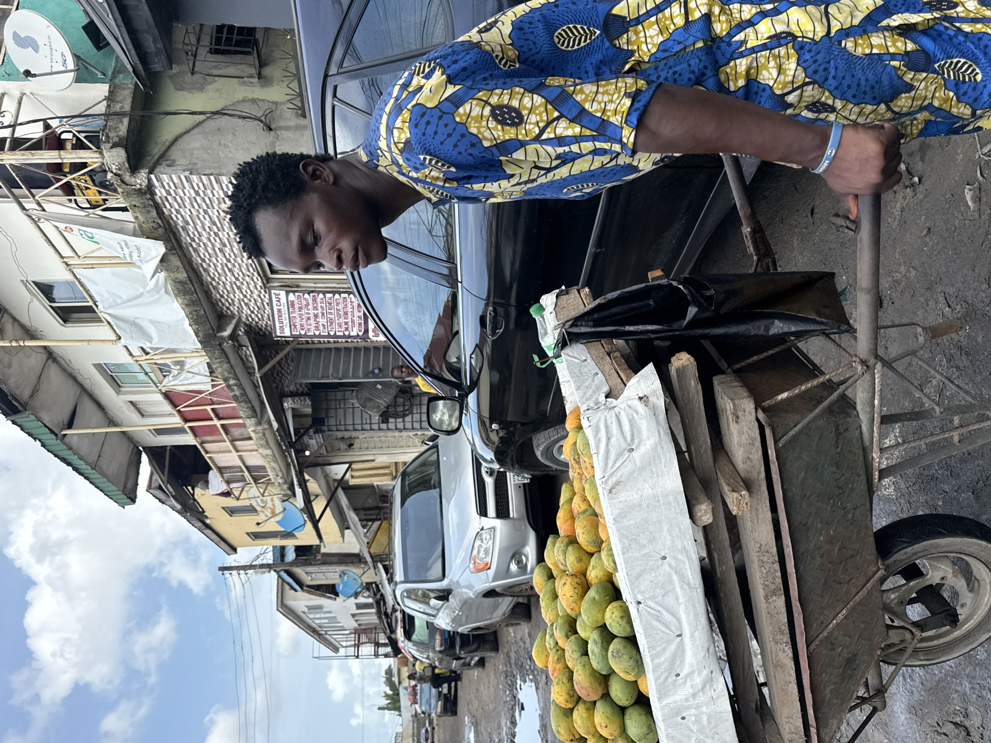 Street vendors active on busy Lekki road Tuesday morning