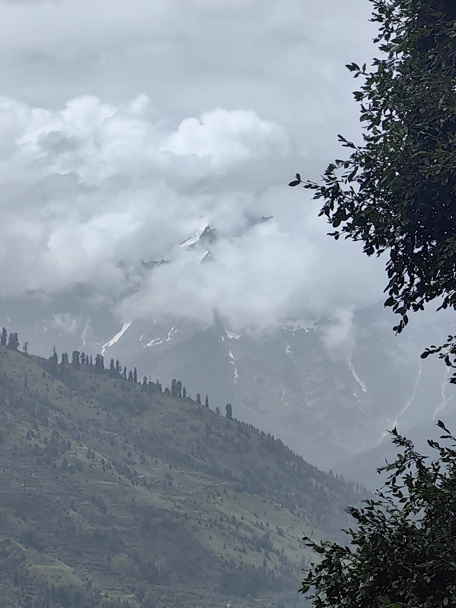 Sky dining and mountain views in Manali on a cloudy morning