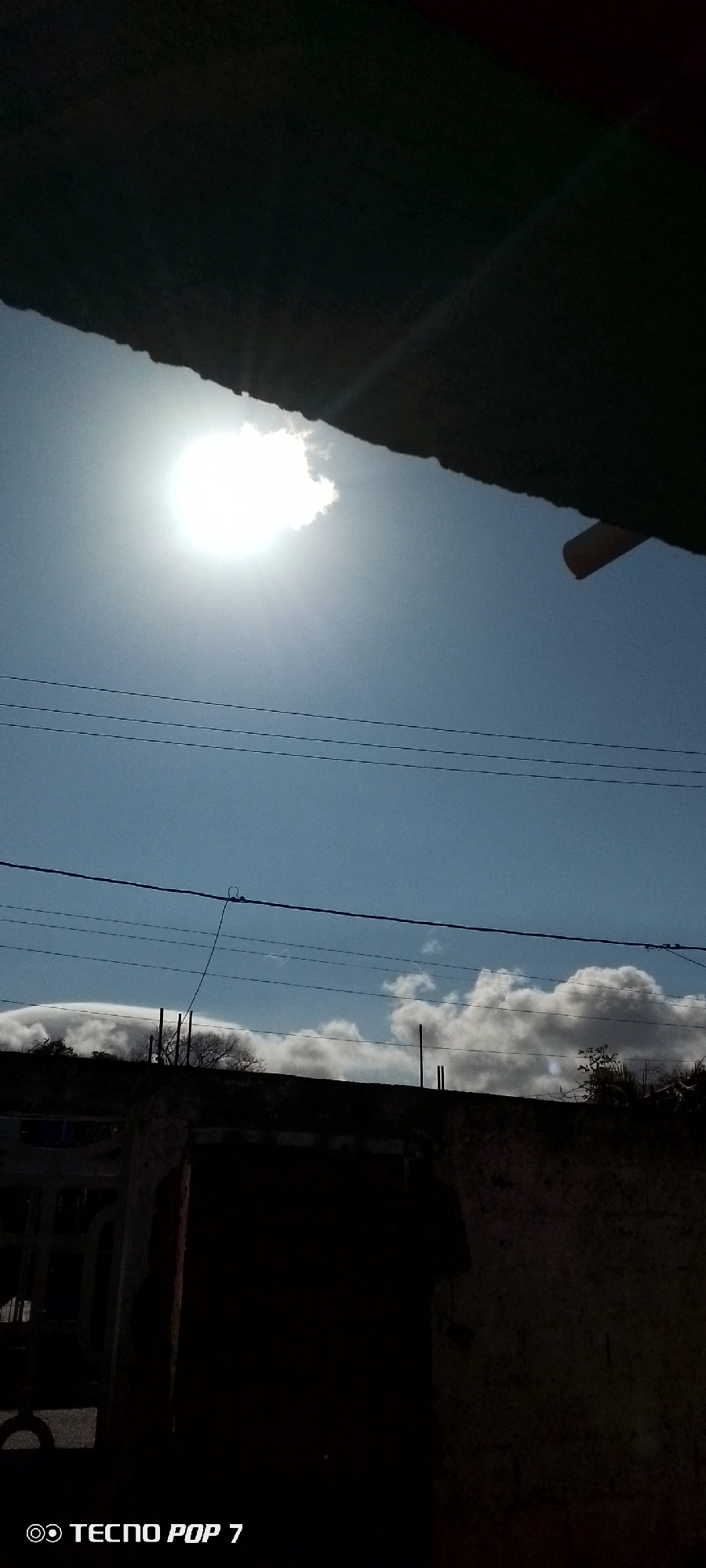 Midday sun documented over Venezuelan residential area in 8-minute sequence