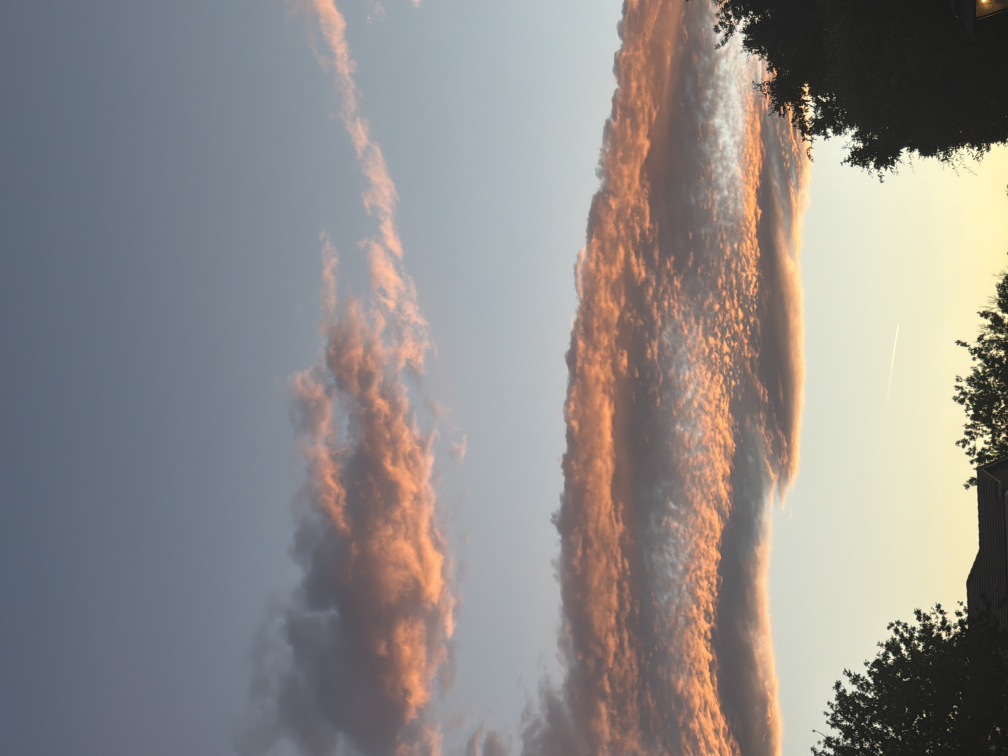 Unusual illuminated cloud columns observed over Las Vegas