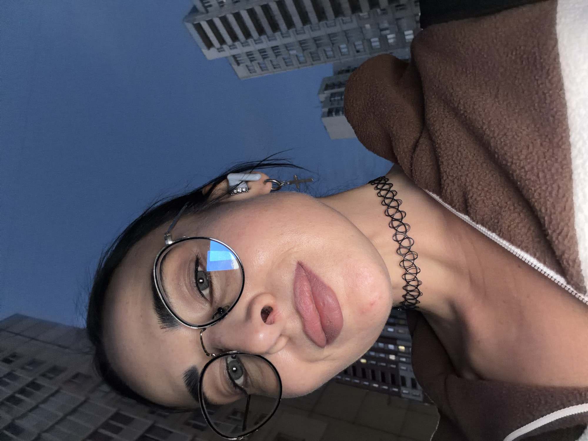 Woman documents evening moments across Saint Petersburg in selfie series
