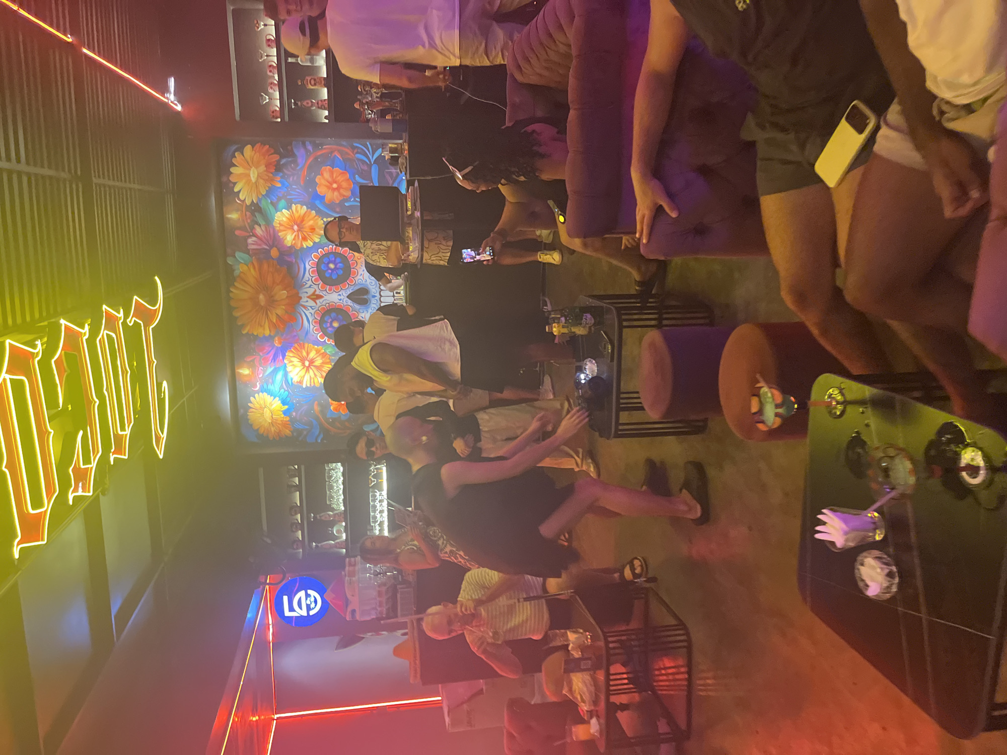 Afternoon social scene unfolds at Đà Nẵng bar with DJ, cocktails
