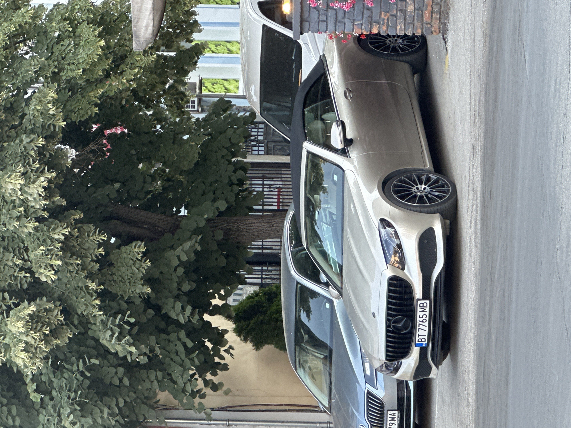 Heavily modified Jaguar draws attention on Veliko Tarnovo streets