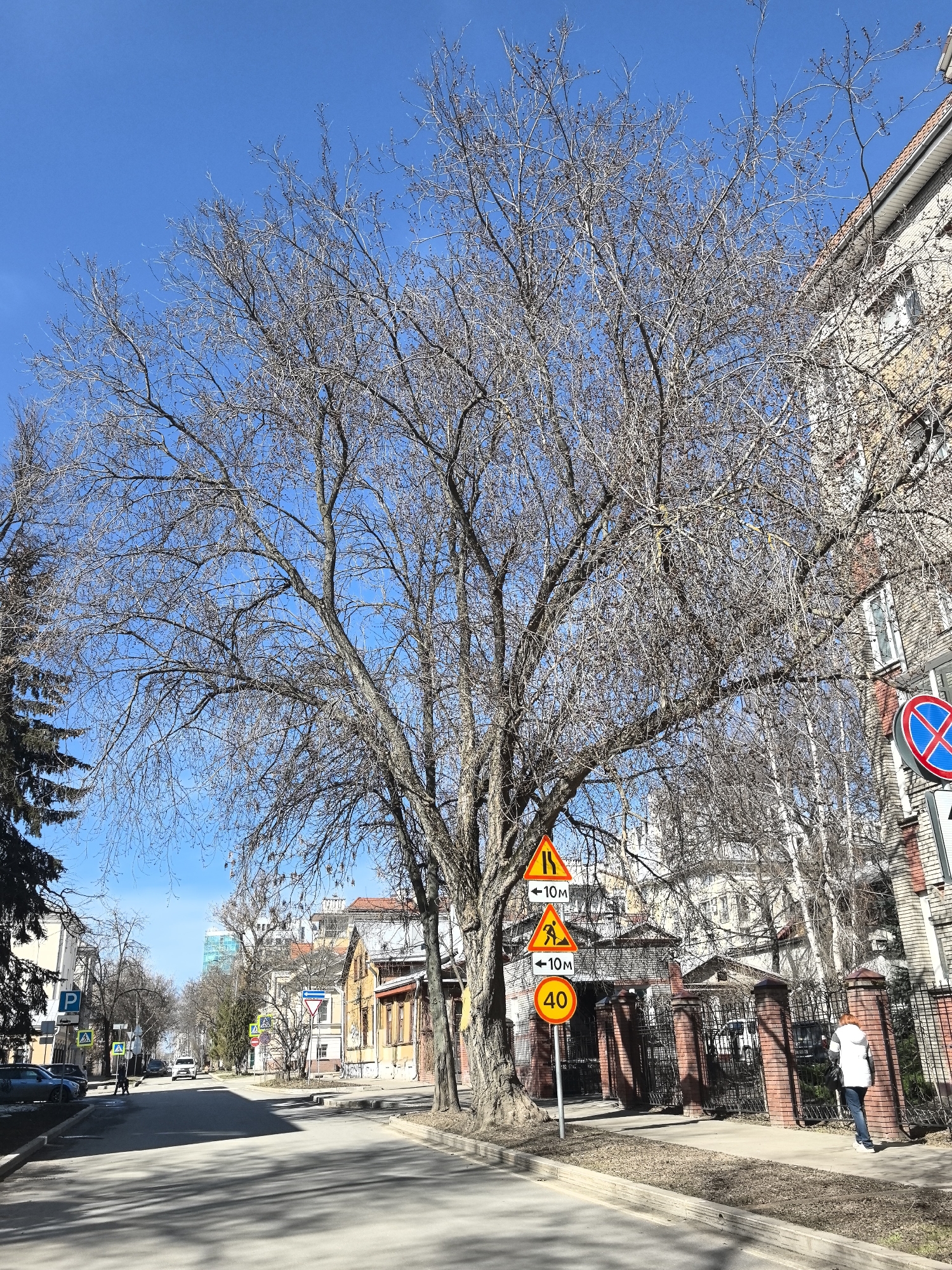 Morning street scenes documented in Nizhny Novgorod, Russia