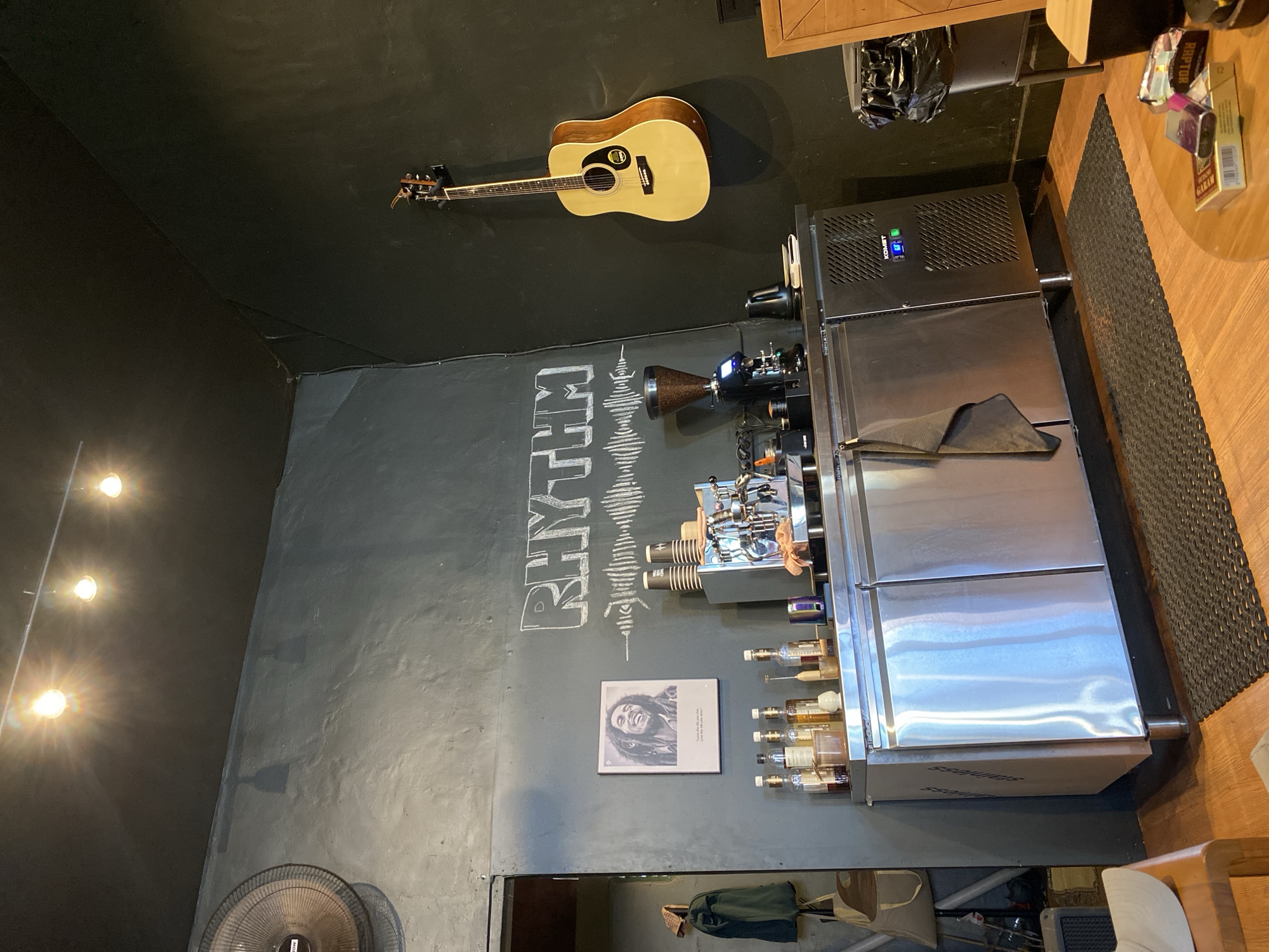 Kuta cafe night: live guitars, chalk walls, Indonesian food