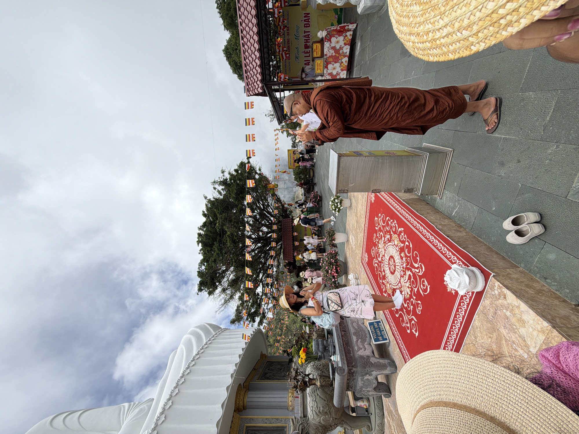 Early morning tourist activity documented across Đà Nẵng attractions