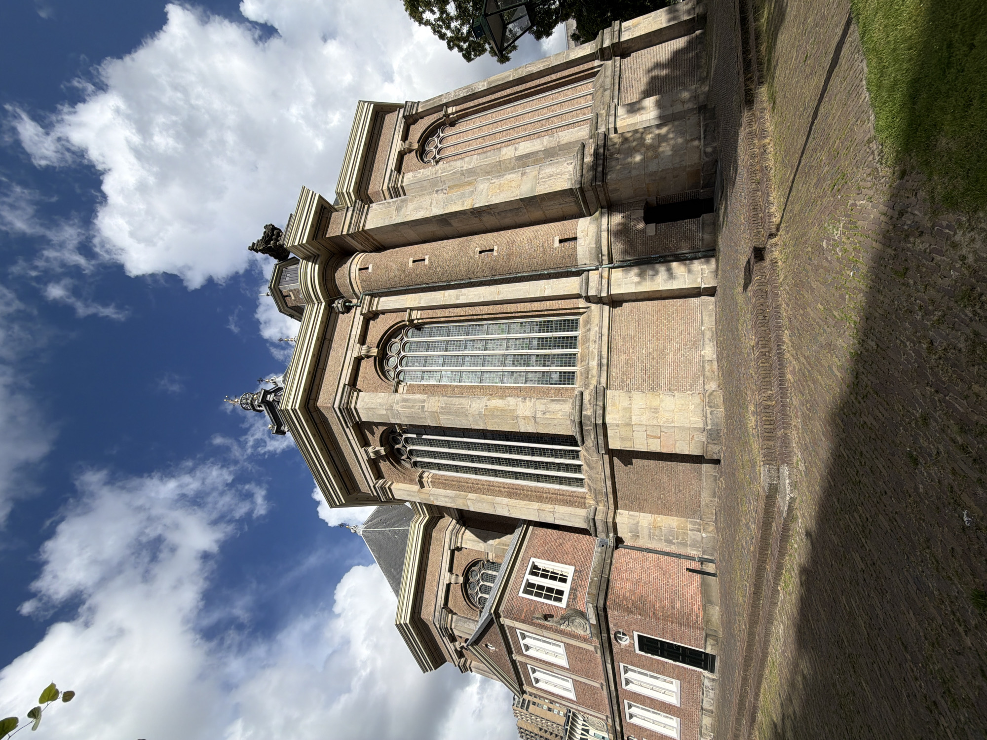 Tourist documents historic Hague landmarks including Nieuwe Kerk, Spinoza Monument