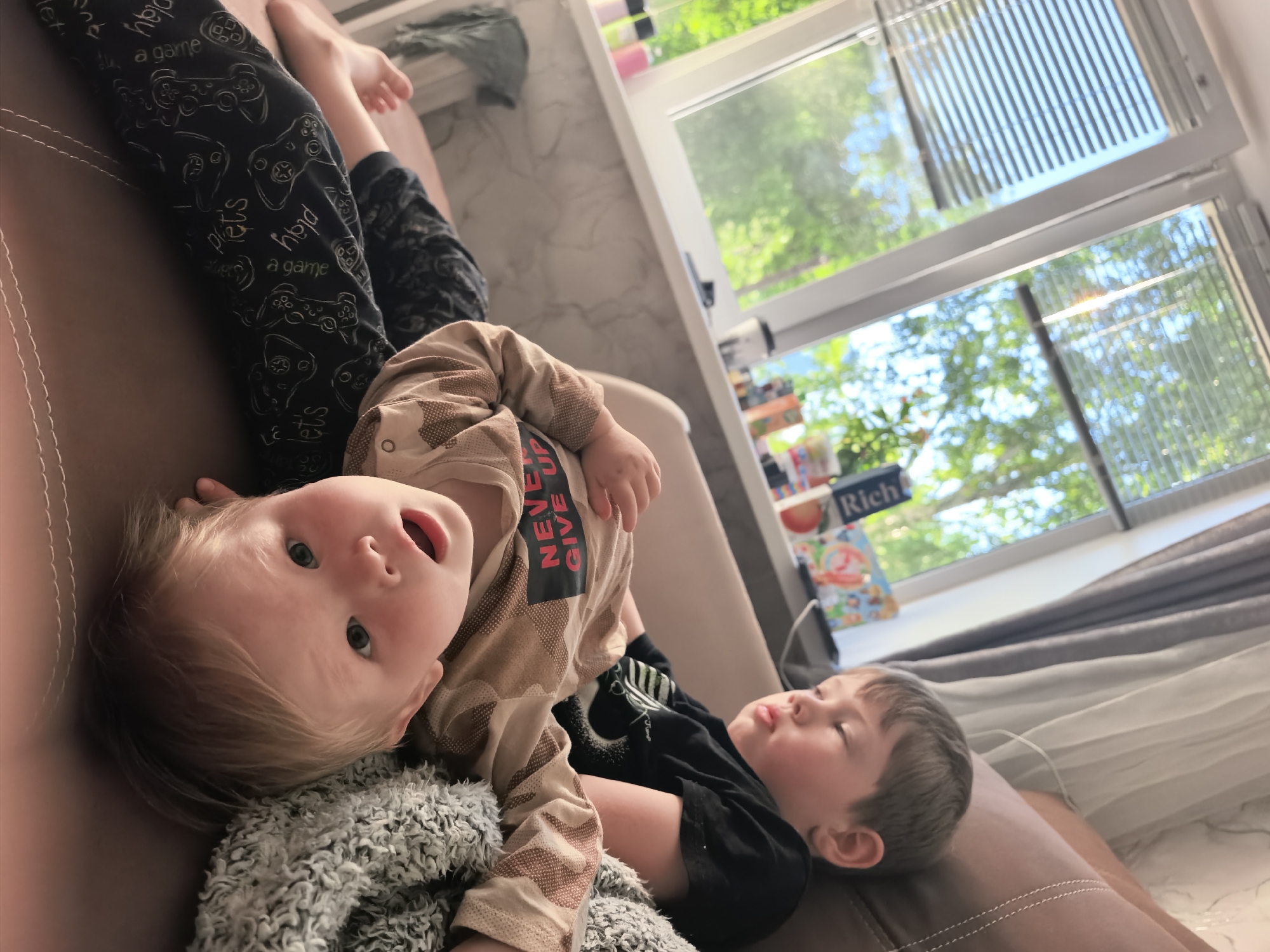 Lazy morning at home in Sterlitamak with kids and cozy vibes