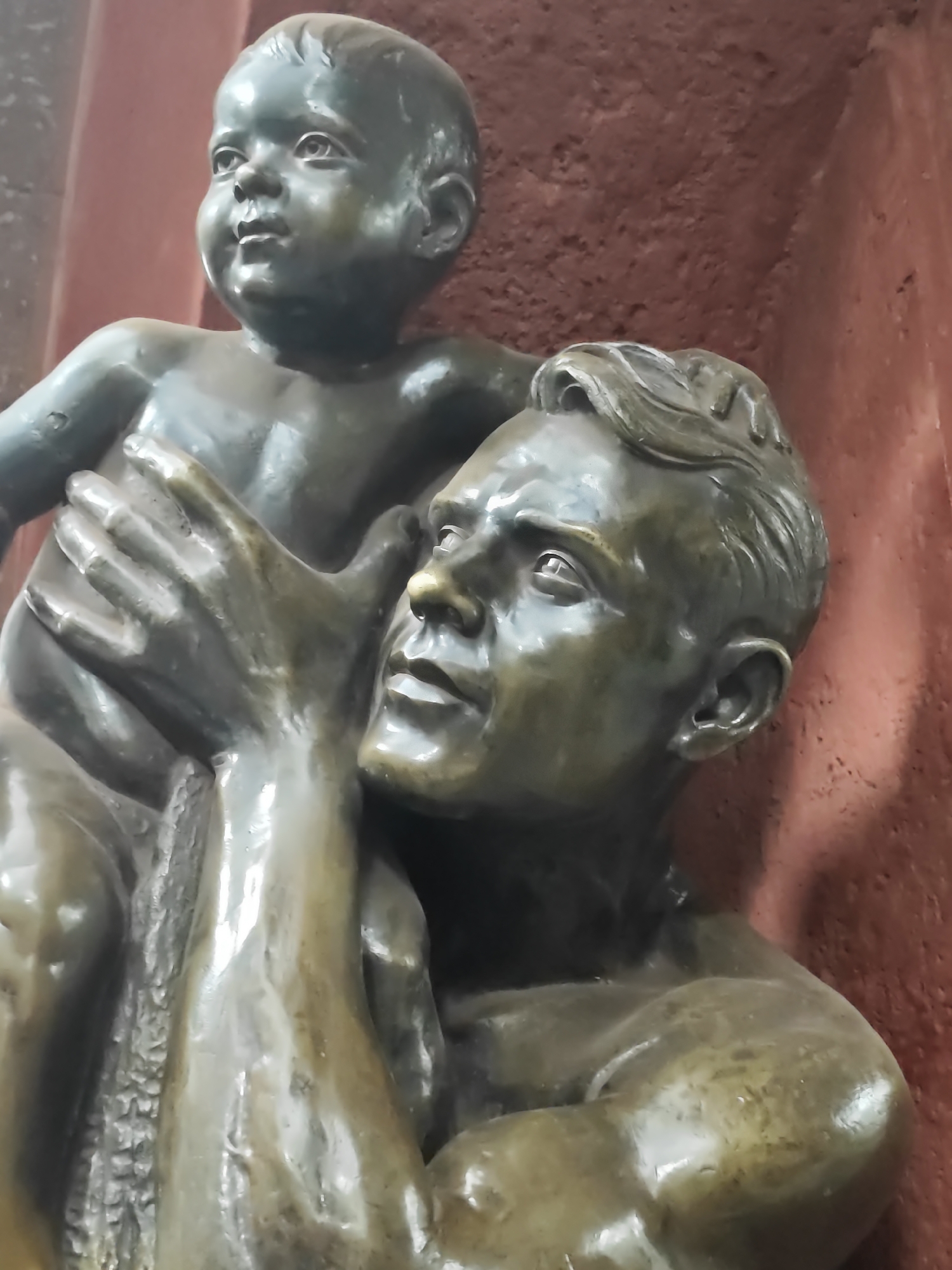 Bronze sculptures and everyday moments inside Mayakovskaya metro station