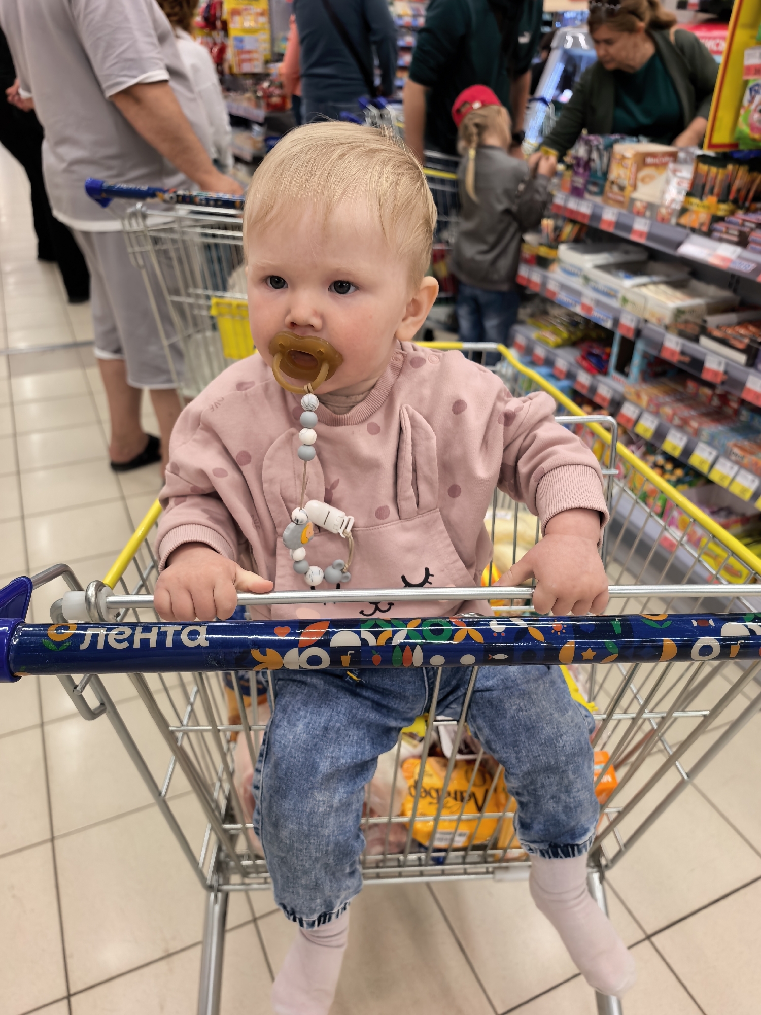 Toddler in pink sweatshirt photographed in shopping cart, Sterlitamak