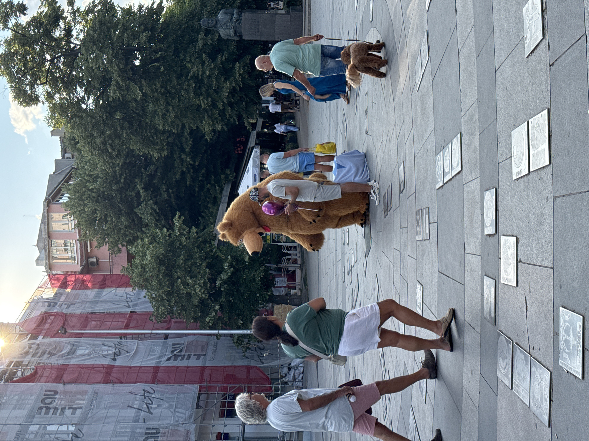 Bear costume character with balloons in Varna plaza